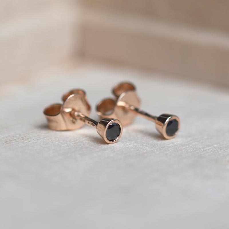 Minimalistická kolekcia šperkov s čiernymi diamantmi Jett