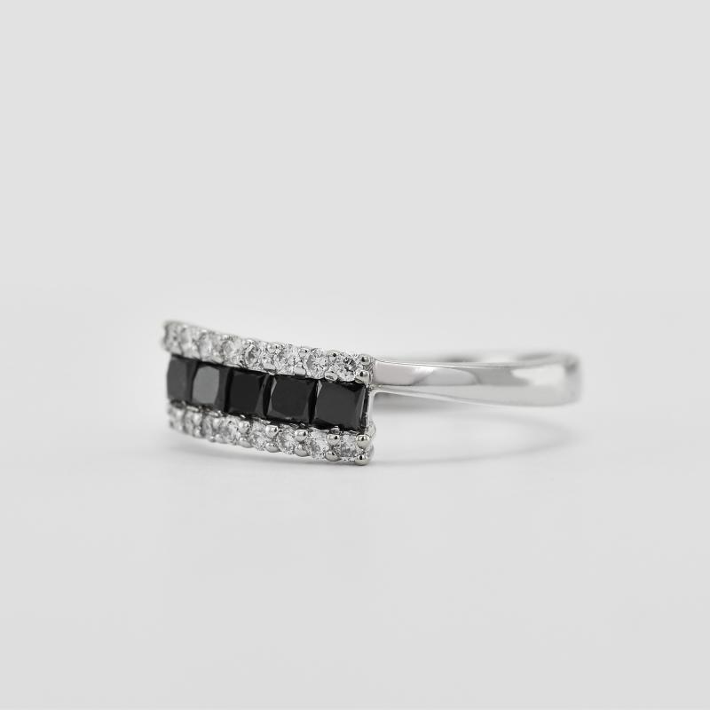 Zásnubný prsteň s čiernymi a bielymi diamantmi 19187