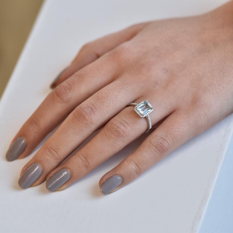 Zlatý prsteň s akvamarínom a diamantmi 2067