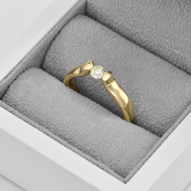 Zlatý prsteň s diamantom v tlakovom osadenia 45067