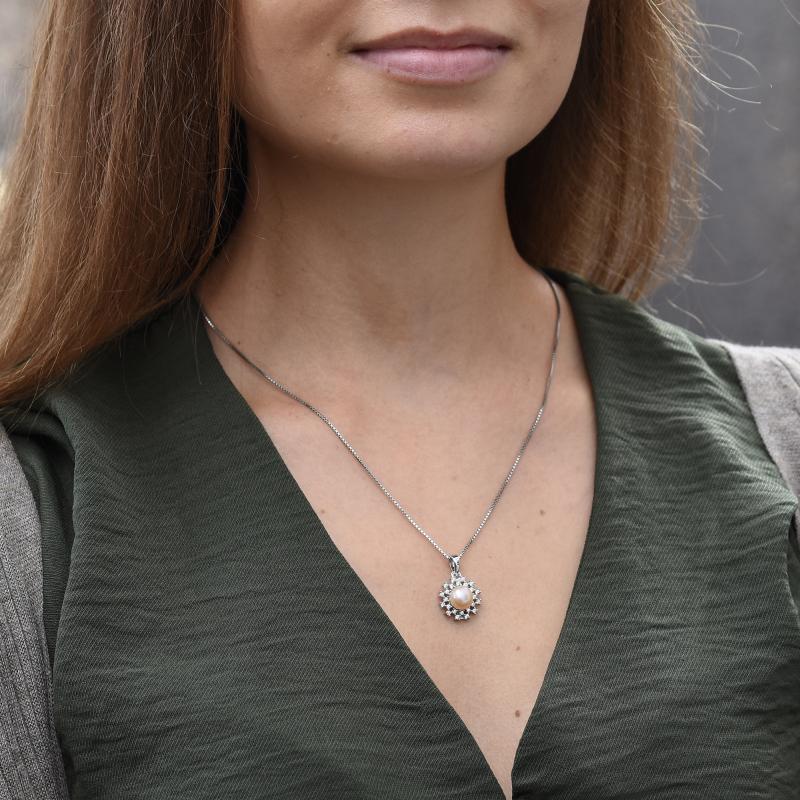 Romantický strieborný náhrdelník s broskyňovou perlou a zirkónmi 49027