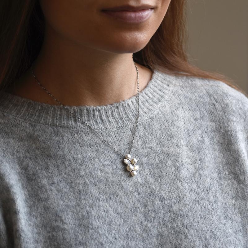 Jemný strieborný náhrdelník s perlami 50797