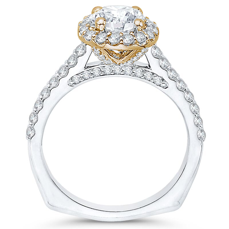 Zlatý zásnubný prsteň v halo štýle s cushion diamantom
