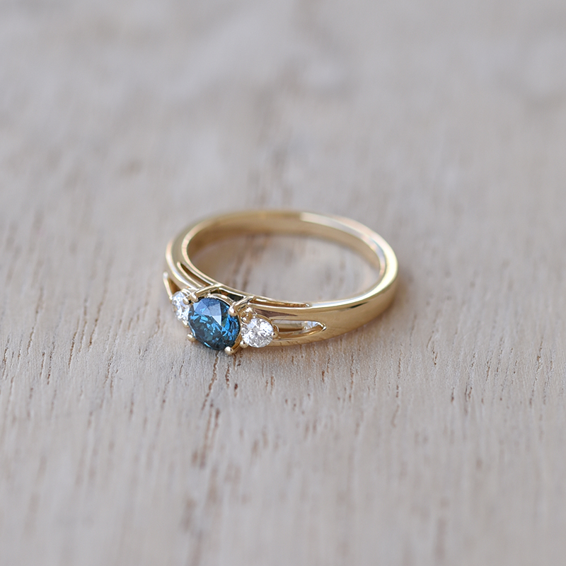 Zásnubný prsteň s modrým a bielymi diamantmi 62067
