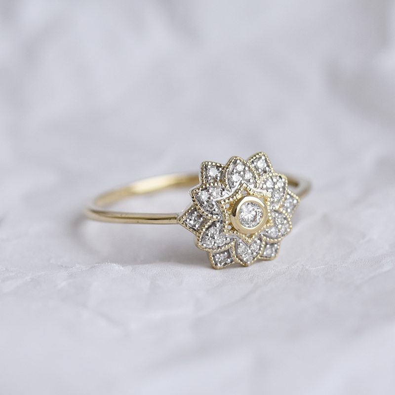 Zlatý prsteň s kvetom z diamantov