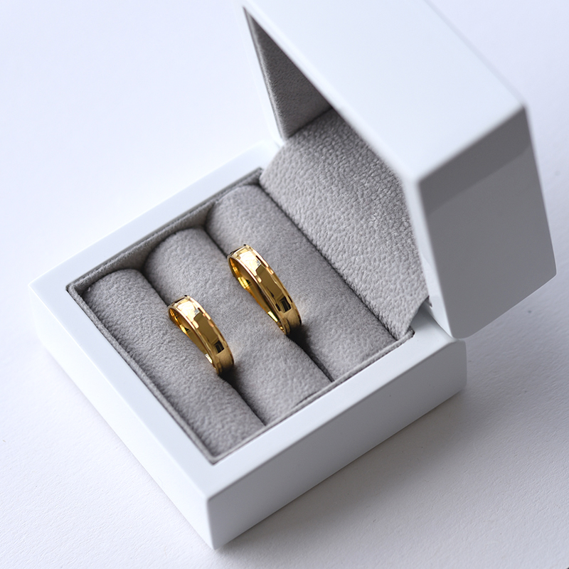Zlaté snubné prstene so zdobenými okrajmi 64357