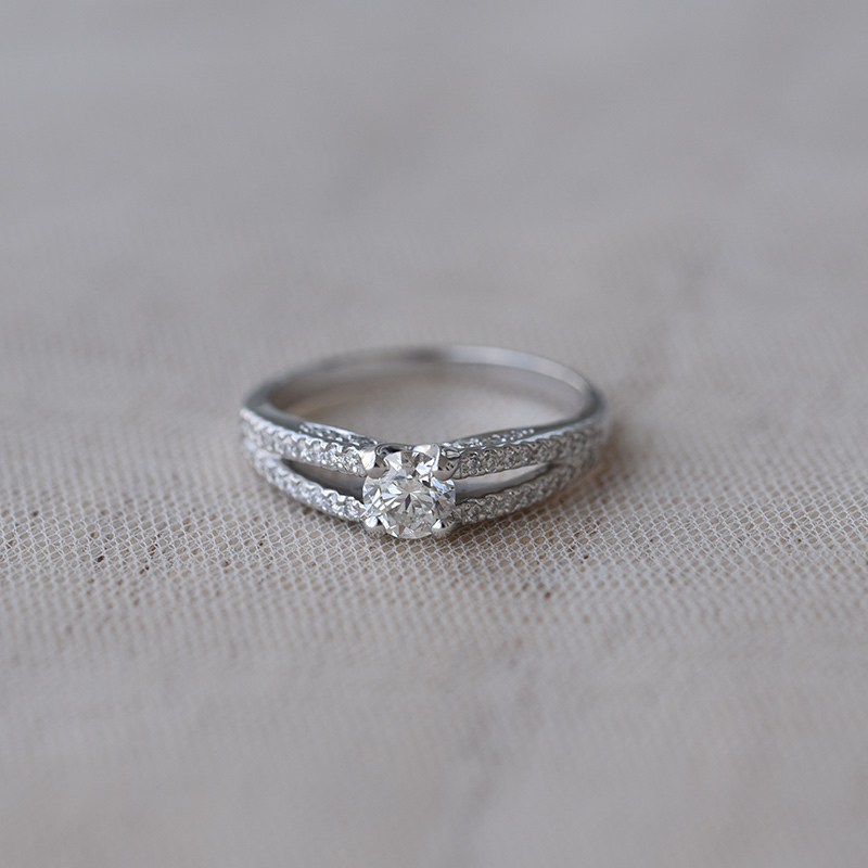 Prsteň z platiny s diamantmi 65367