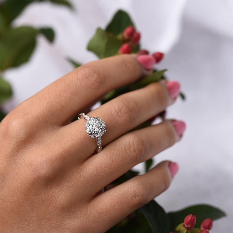 Zásnubný zlatý prsteň s diamantovým kvetom 68367