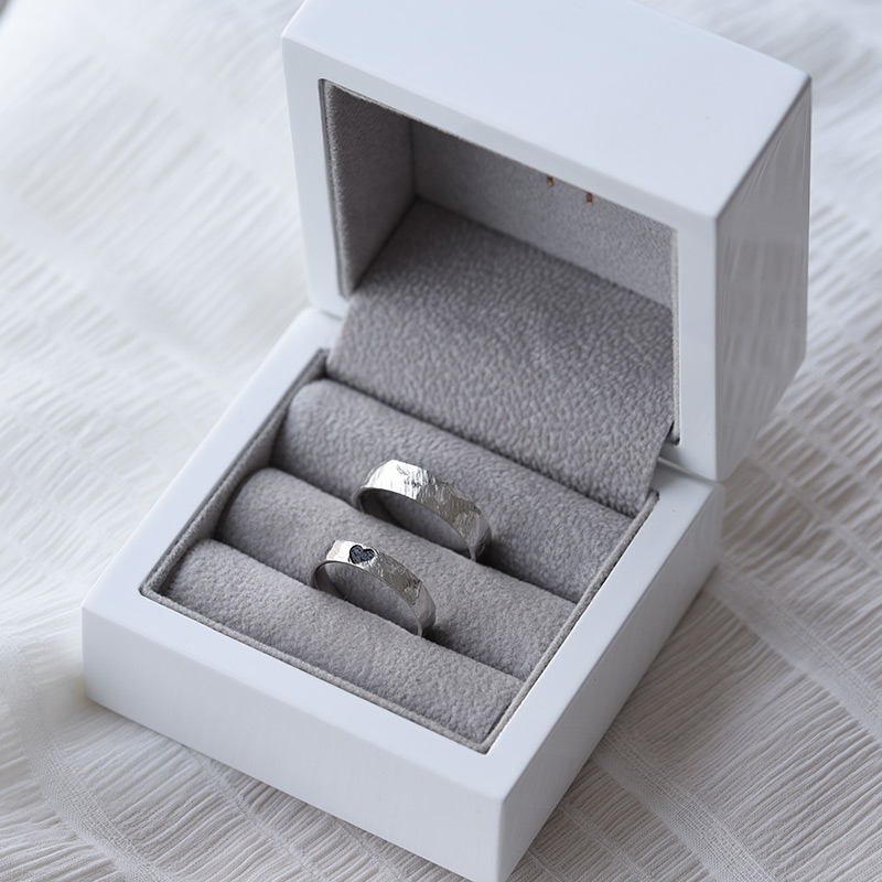 Škriabané platinové snubné prstene s gravírom srdca 76497