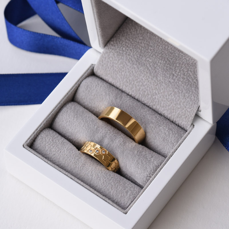 Zlaté snubné prstene s gravírom 76637