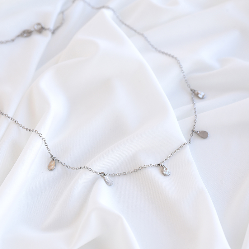 Strieborný náhrdelník s drobnými kvapkami Lucie 82067
