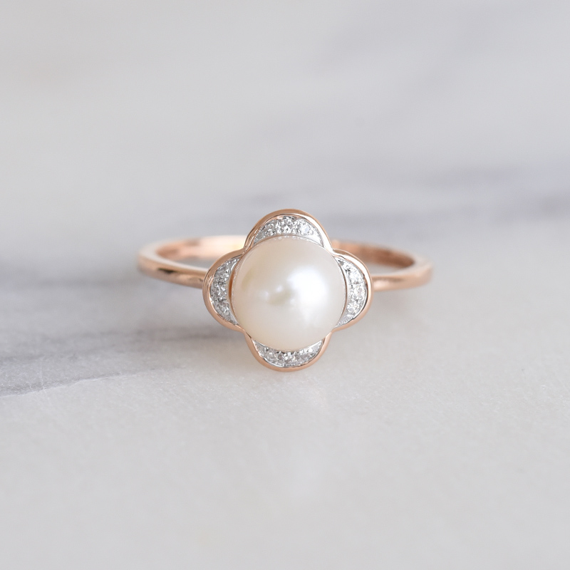 Elegantný prsteň s perlou a diamanty v tvare kvetiny 86627