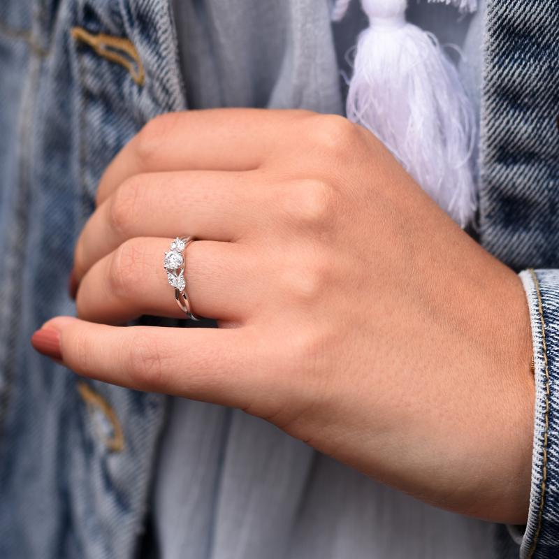 Zásnubný prsteň s moissanitom a marquise lab-grown diamantmi Fera 100458