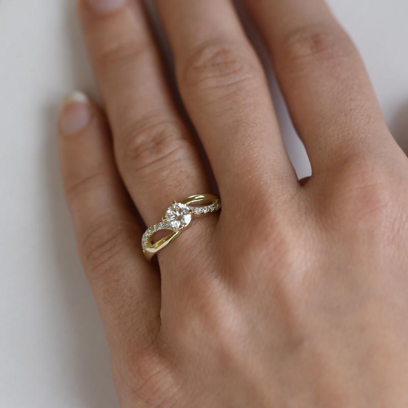 Zásnubný prsteň s moissanitom a lab-grown diamantmi Laly 100518