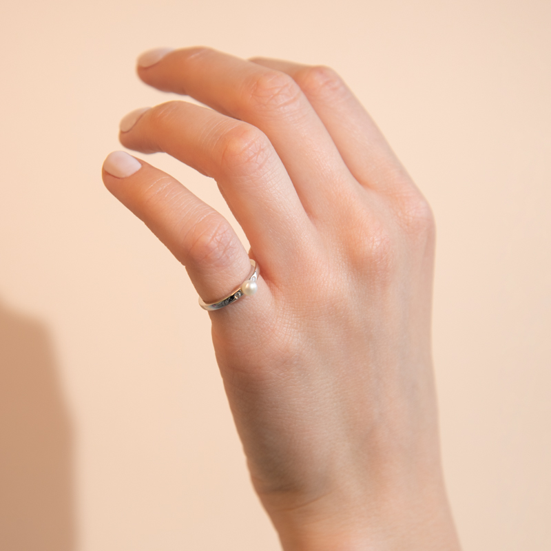 Strieborný perlový prsteň so zirkónmi Alishia 104658