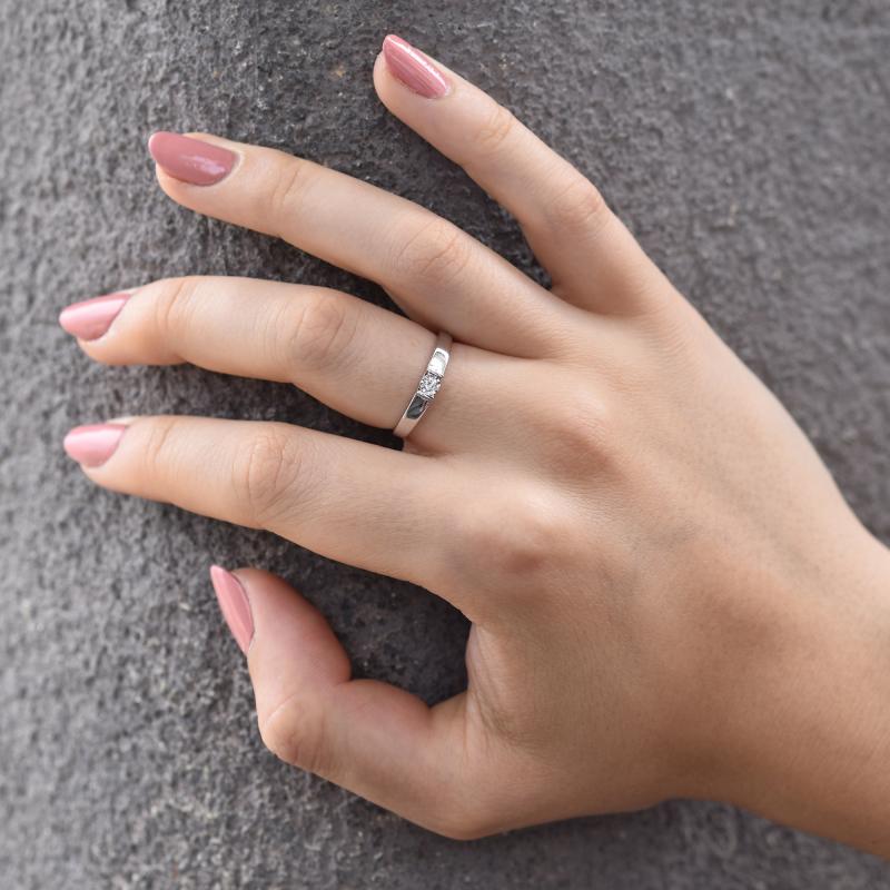 Elegantný zásnubný prsteň s moissanitom Mahir 105228