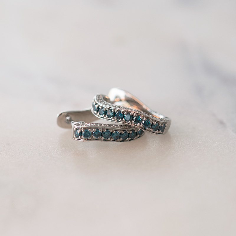Kruhové náušnice s modrými a bielymi diamantmi Zaid 106988
