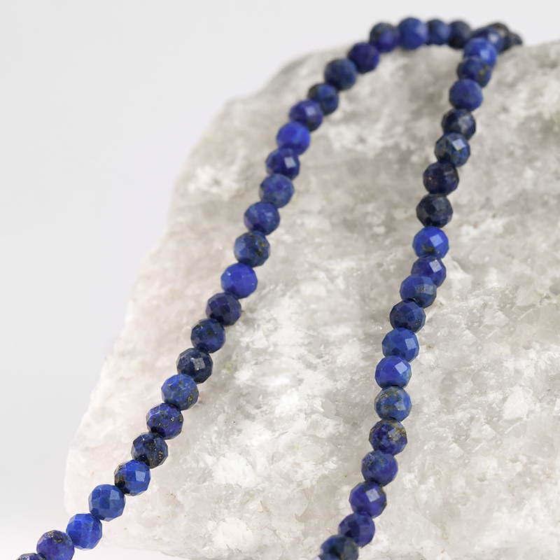 Strieborný pozlátený náhrdelník s lapis lazuli korálkami Cindy 115958