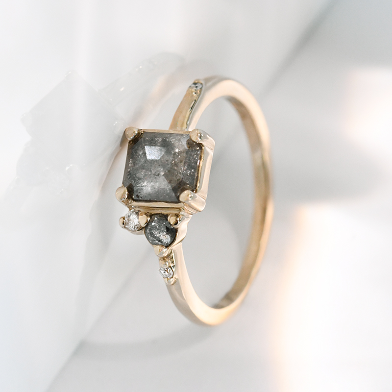 Zlatý prsteň so salt and pepper diamantom a lab-grown diamantmi Kristie 117428