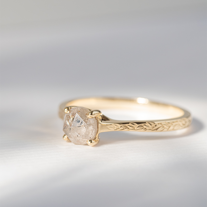 Zlatý ručne rytý prsteň so salt and pepper diamantom Estella 120778