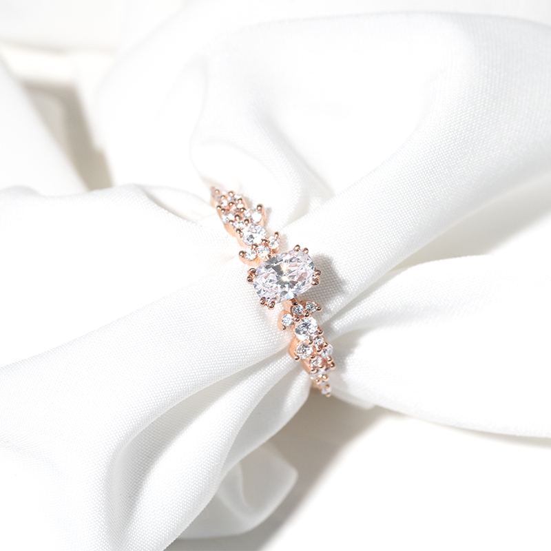 Romantický zásnubný prsteň s diamantmi Tora 125698