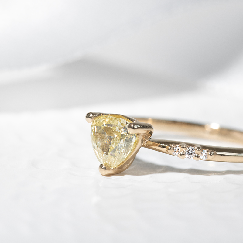 Zlatý zásnubný prsteň so žltým diamantom Alona 126148