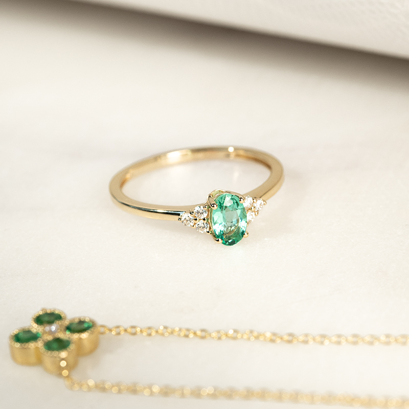 Zásnubný prsteň so smaragdom a diamantmi Kylie 132708