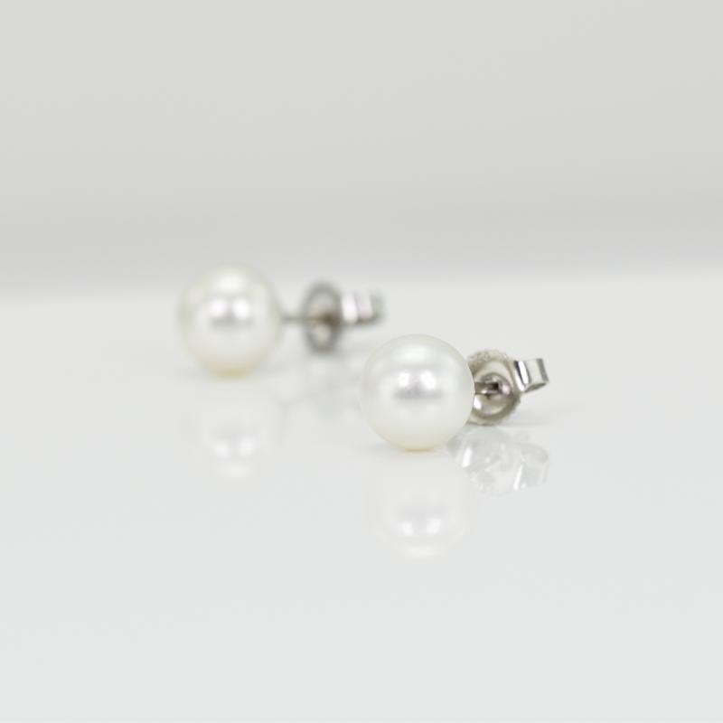 Biele perlové náušnice 13448