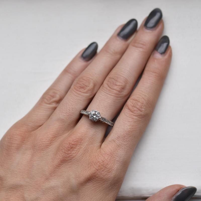 Zásnubný prsteň vo vintage štýle s diamantmi 29648