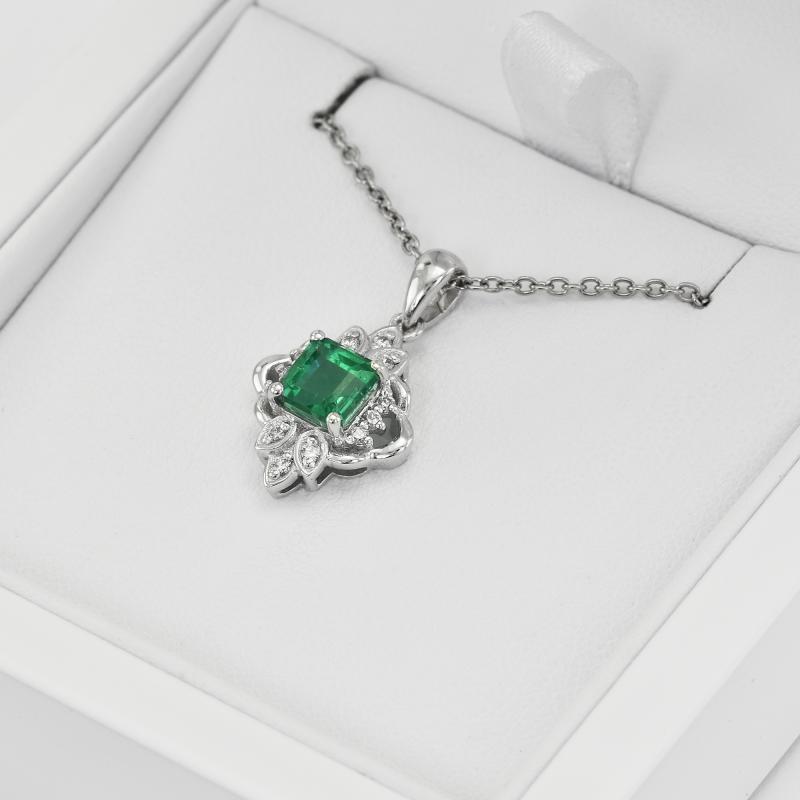 Platinový náhrdelník so smaragdom 348