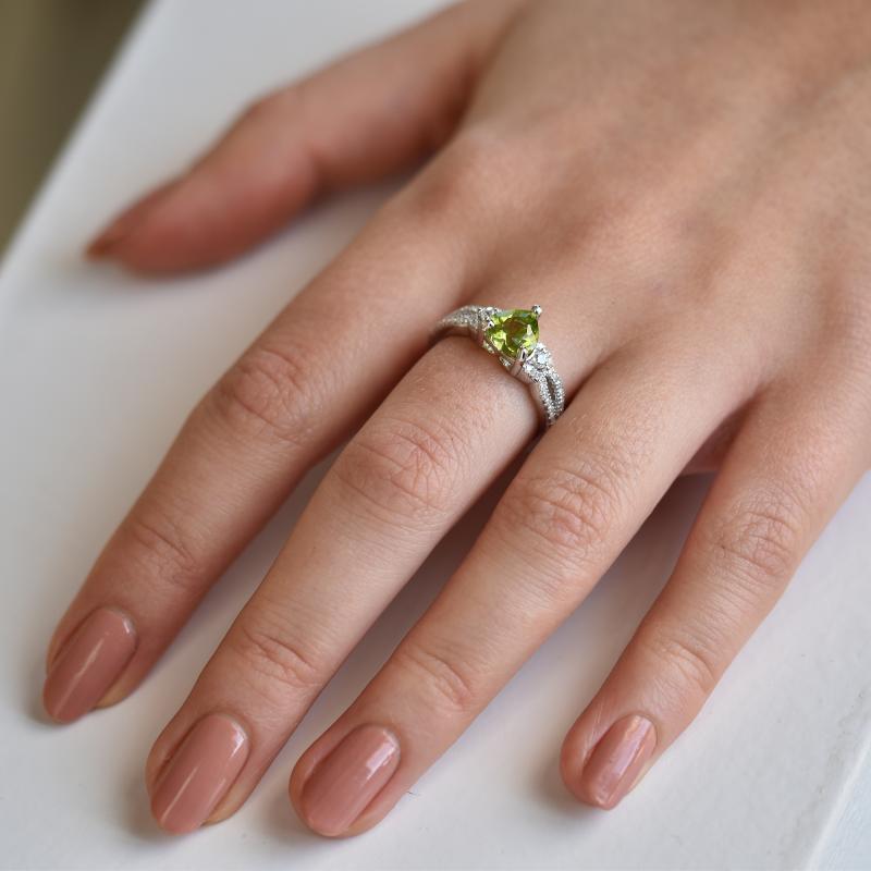 Srdiečkový olivín v striebornom prsteni