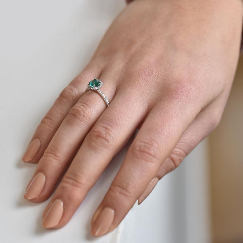 Zlatý prsteň s halo osadeným smaragdom 40338