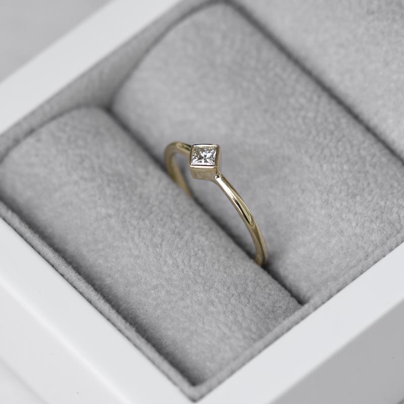 Zásnubný prsteň s princess diamantom zo zlata 47798