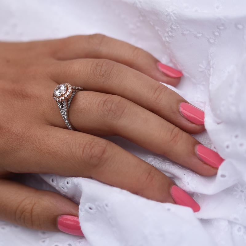 Romantický zásnubný prsteň v halo štýle s diamantmi ze zlata 48128