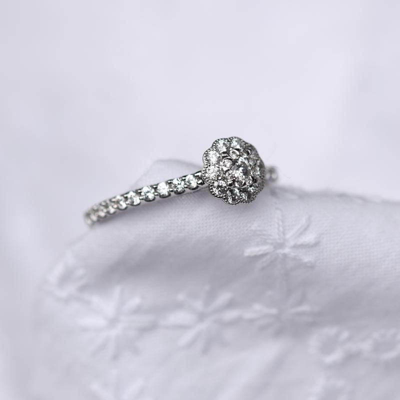 Zlatý zásnubný prsteň s diamantovým kvetom 48338