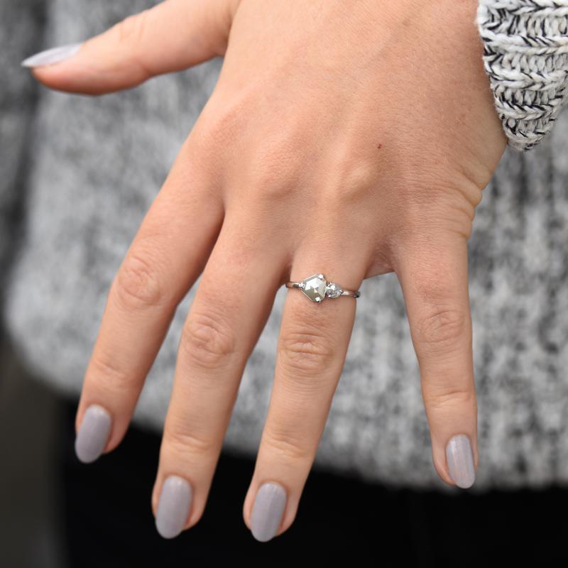 Prsteň s round sivými diamantmi 49098