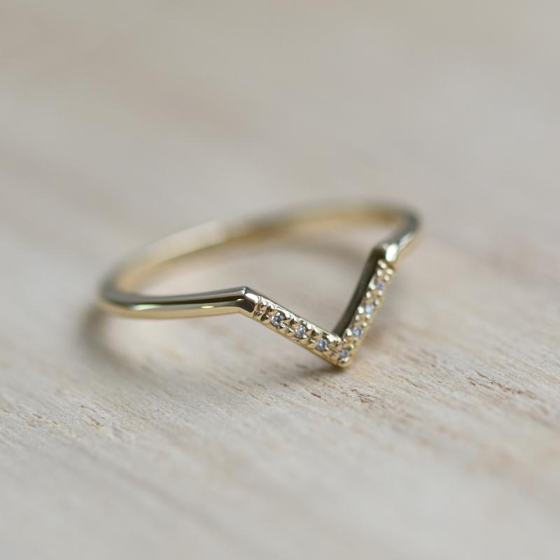 Elegantný zlatý vykrojený prsteň s diamantmi 49908