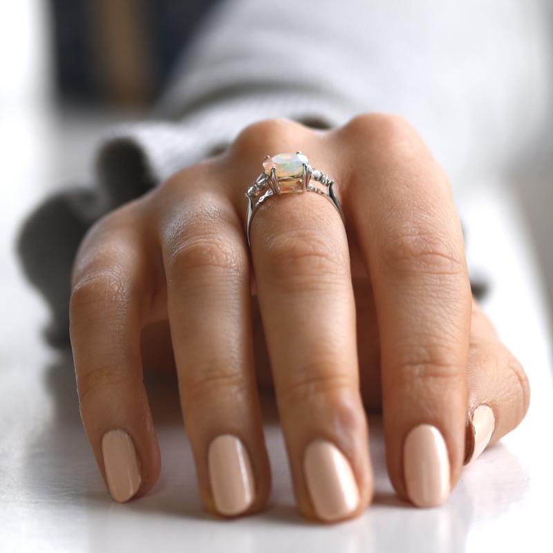 Zlatý prsteň s opálom a diamantmi 51618