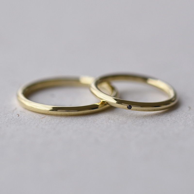 Zlaté minimalistické snubné prstene s čiernym diamantom 58698