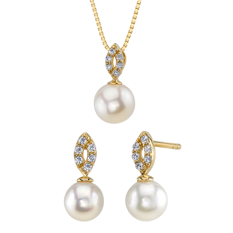 Kolekcia zlatých šperkov s bielymi perlami a zirkónmi