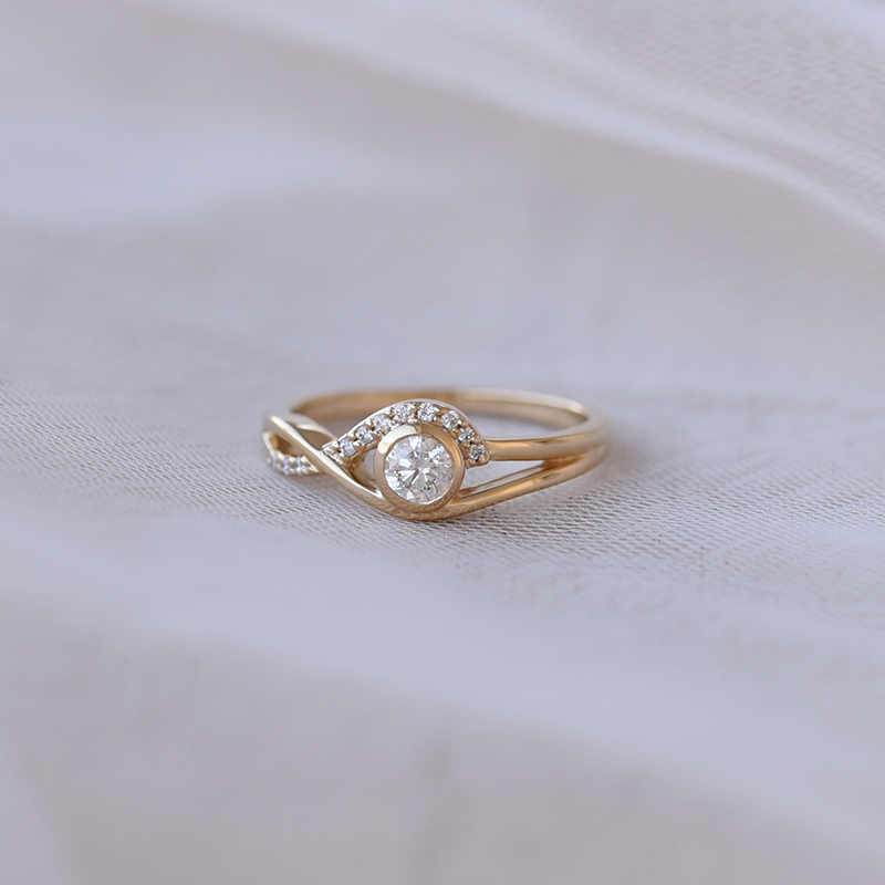Diamantový zlatý zásnubný prsteň 62138