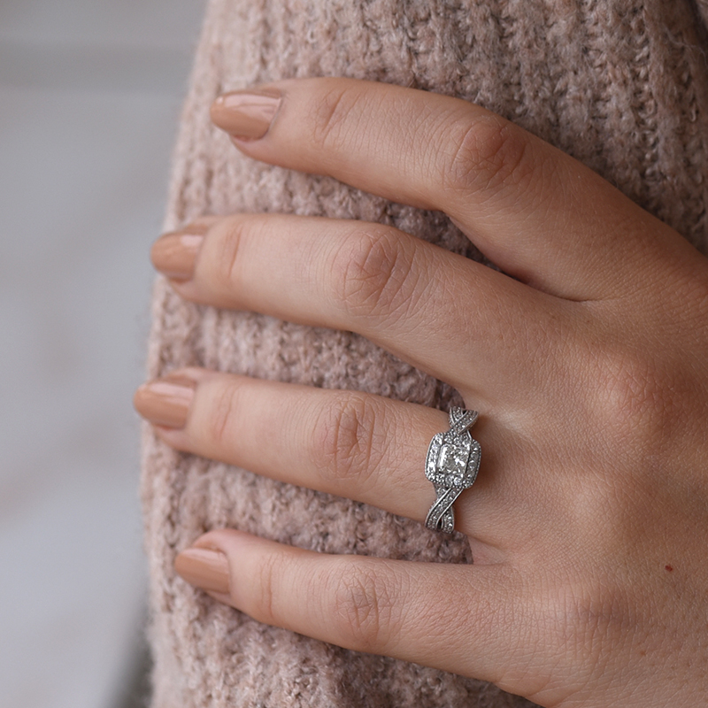 Nádherný diamantový prsteň s princess diamantom 63028