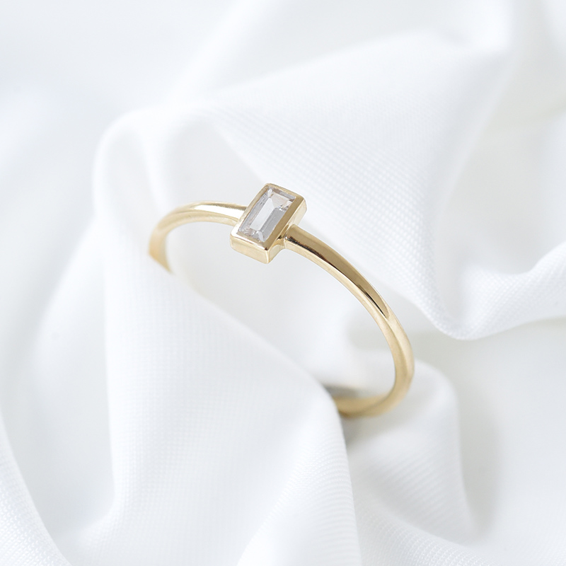 Zlatý minimalistický prsteň s baguette zafírom Kelila 80728