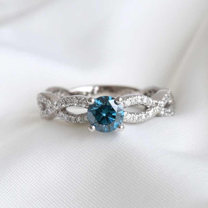 Romantický zásnubný prsteň s modrým diamantom 82628