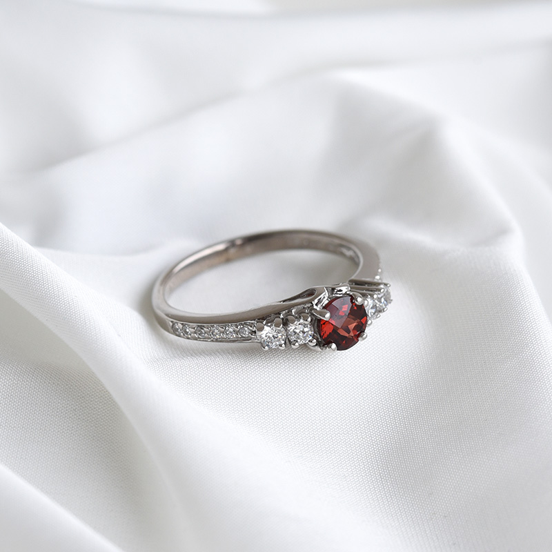 Romantický strieborný prsteň s granátom 