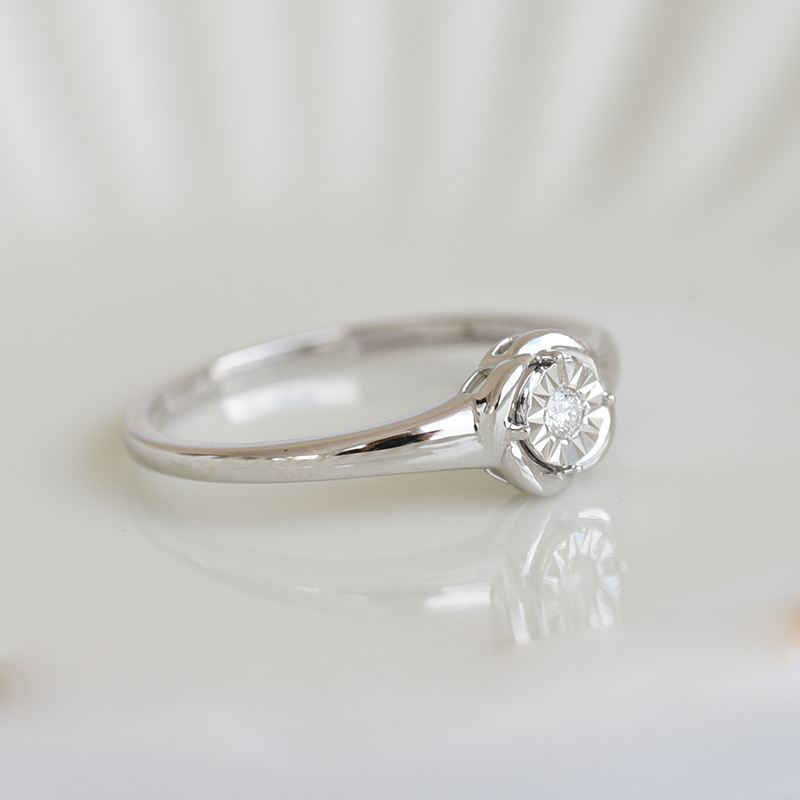Diamantový prsteň z bieleho zlata