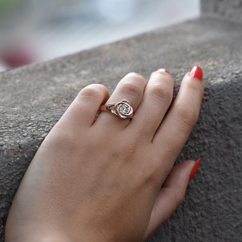 Zásnubný prsteň v tvare ruže s moissanitom a diamantmi Luwe 100419