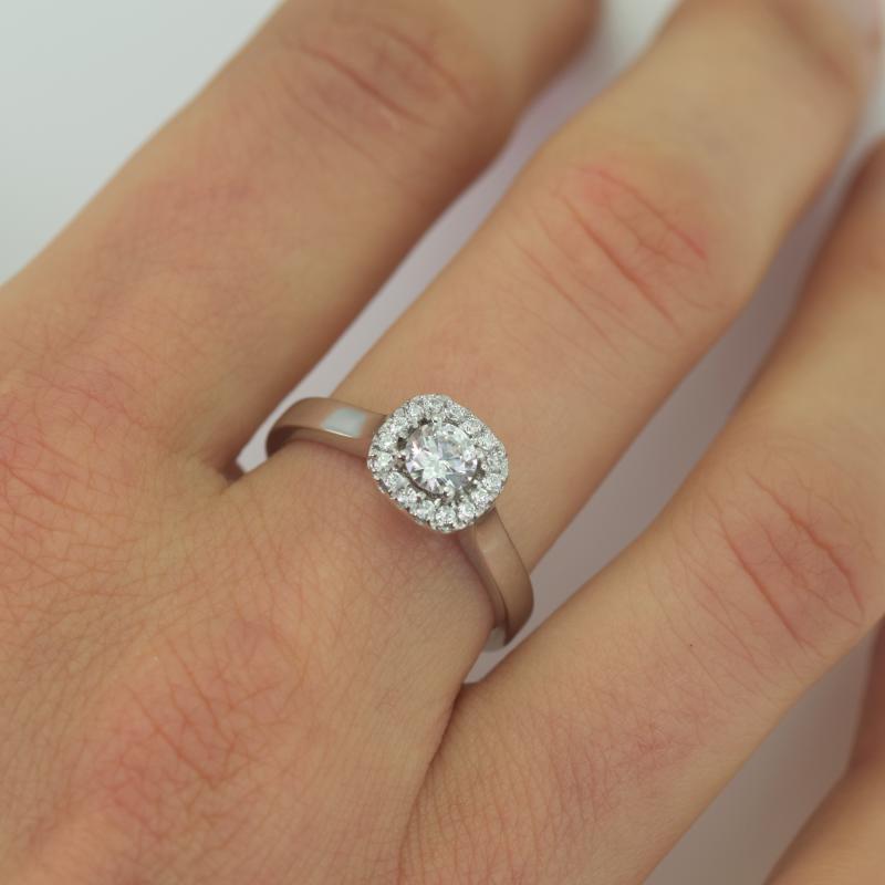 Zásnubný prsteň v halo štýle s moissanitom a diamantmi Liare 100539
