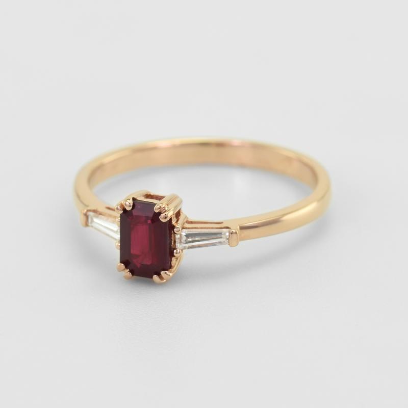 Zásnubný prsteň s rubínom a baguette diamantmi 10169