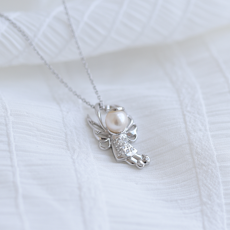 Strieborný anjel v náhrdelníku s perlou a lab-grown diamantmi Angelo 104259